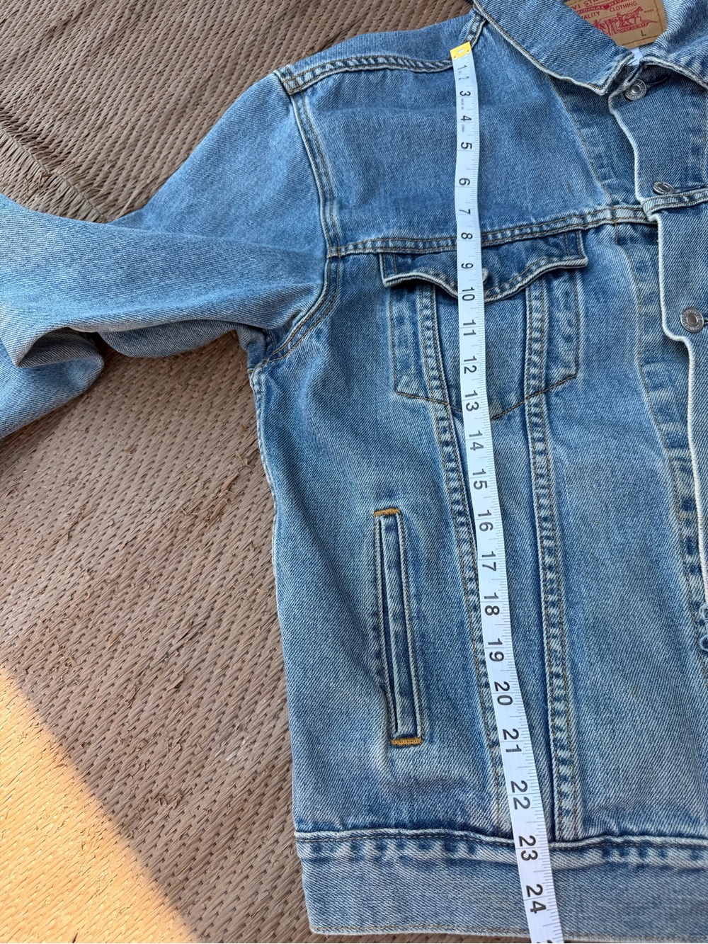 Vintage Levi's Relaxed Trucker Jacket Light Wash Thrashed Size L 2000s Denim - Picture 12 of 13
